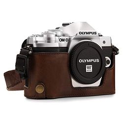 MegaGear MG1351 Custodia Metà Copertura in finta pelle con Accesso alla Batteria per Fotocamere Olympus Om-D E-M10 Mark III, Marrone Scuro