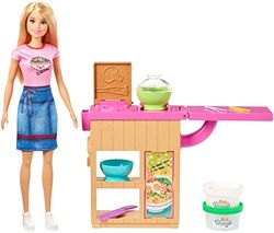 Barbie Noedelbar Speelset met blonde pop, werkstation, 2 emmertjes witte en groene klei, 2 kommen, speelgoedmesje en 2 paar stokjes voor kinderen vanaf 4 jaar