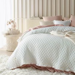 ROOM99 Molly elegant överkast i ecru, 220 x 240 cm, mångsidig filt som sängöverkast eller sofföverkast, överkast för säng och soffa, täcke, stil, perfekt som sängspread