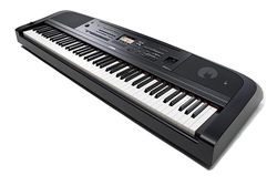 Yamaha DGX-670 - Piano Digital Portátil con 88 Teclas Contrapesadas, Bluetooth, Sonido de Piano CFX, 630 Voces - Negro