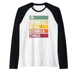 Sono Kendrea Doing Kendrea Things Divertente Citazione Personalizzata Maglia con Maniche Raglan