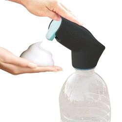 Suds2Go Lot de 2 Bouchons Rechargeables – Ajustement Universel Qui transforme la Plupart des Bouteilles d'eau jetables en Station de Lavage des Mains – Comprend Un réservoir de Savon Rechargeable –
