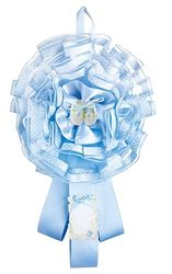 Cocarde Naissance en tulle décoré avec ruban à pois, rubans en satin, application d'un décor en résine et parchemin en carton pour écrire le nom et la date, chaussures bleu clair