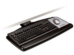 3M Sit/Stand tangentbordsbricka, vrid bara vred för att justera höjd och luta, robust bricka inkluderar gelhandledsstöd och exakt musmatta, brickan svänger och lagrar under skrivbord, 58 cm spår,