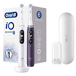 Oral-B iO 8 Duopack Brosse à Dents Électrique Rechargeable avec 2 Manches Intelligence Artificielle, Blanc et Violet, 2 Brossette et Étuis de Voyage Premium Offert