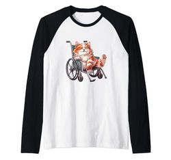 Gato en silla de ruedas ya no puede caminar con la pierna rota Camiseta Manga Raglan