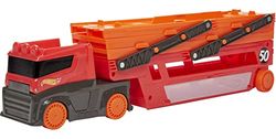 Hot Wheels Megatruck met ruimte voor maximaal 50 auto's (schaal 1:64), voor 3 jaar en ouder,​ met graphics van 50ste verjaardag Hot Wheels, GWT37