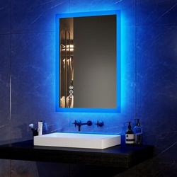 EMKE Specchio da bagno illuminato blu con presa per rasoio, 500 x 700 mm, specchio a led per bagno con altoparlante Bluetooth, 3 tonalità di colore, memoria dimmerabile e anti appannamento,