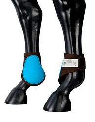 Pfiff Tweekleurige lakdoppen met zachte binnenvoering en dubbele klittenbandsluiting, maten full en pony en in 6 verschillende kleuren.