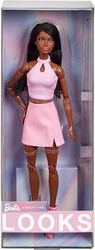 Barbie Looks-docka, samlarobjekt nr 21 med svarta flätor och modern Y2K-stil, rosa halternecktopp och fuskläderkjol med ankelstövlar, HRM13