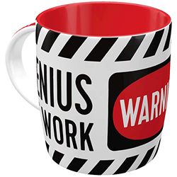 Nostalgic-Art Caneca de café retro Achtung – Genius at Work Ideia de presente para jogadores, cerâmica, divertido design vintage com frase, 8,5 x 13 x 9 cm