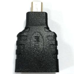 Zwarte HDMI-adapter zet om van bus naar stekker, ontwikkeld voor het aansluiten van apparaten met HDMI-ingang op kabel met HDMI-aansluiting.