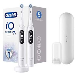 Oral-B iO 7n Duopack, Brosse à Dents Électrique Rechargeable, 2 Manches, 2 Brossette et Étuis de Voyage Premium Offert, Intelligence Artificielle, Connexion Bluetooth, Blanc