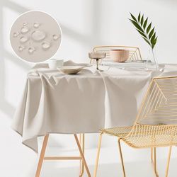 ROOM99 Aura Nappe de Table 140 x 220 cm Imperméable Rectangulaire Facile d'entretien Lavable Anti Tache Protection Décoration de Banquet Toute l'année Beige Clair