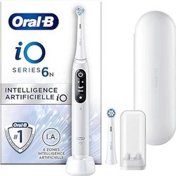 Oral-B Spazzolino Elettrico Ricaricabile iO 6N, Sensore di Pressione, Display Interattivo, Intelligenza Artificiale, 2 Testine, 1 Spazzolino, 1 Custodia da Viaggio, Bianco, Idea Regalo