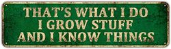KIOZIY Funny Garden Decor - Targa in metallo vintage con scritta "That's What I Do I Grow Stuff And I Know Things", decorazione da parete divertente da giardino, 10,2 x 40,6 cm