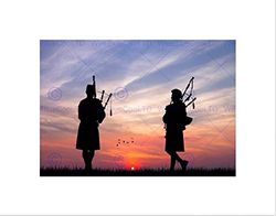 Wee Blue Coo Photo Mock Up Silhouette Sunset Scottish Piper Impresión del Arte 12 x 16 Pulgadas