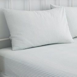Dreams & Drapes Sábana Bajera Ajustable para Cama de Matrimonio (190 x 140 x 28 cm), sábana Bajera de polialgodón de Lujo, Funda de edredón a Juego, sábana Blanca con Rayas Azules
