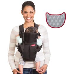 Infantino Swift Classic Porte-bébé 2-in-1 avec Bavoir Wonder Cover, Sangle Réglable, Essentiel pour la Liste de Naissance, Porte-bébé pour Nouveau-né à Tout-Petit 3,18–11,79 kg, Noir