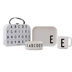 Design Letters Classiques in Valise Enfant Lot de 4 | Idéale Cadeau Noel Enfant | Tritan Assiette Bebe, Bol Bebe, Tasse, Organisateur Valise pour Bébé | Coffret Cadeau sans BPA, BPS, Goutte Sûre