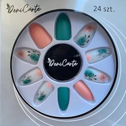 Uñas artificiales decoradas con patrones de uñas Deni Carte