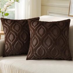 decorUhome Lot de 2 Housses de Coussin décoratives en Fausse Laine Douce et pelucheuse pour canapé et Maison, 45,7 x 45,7 cm, Marron
