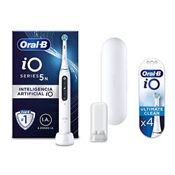 Oral-B iO5 Cepillo de Dientes Eléctrico Blanco con Mango Recargable, Tecnología Magnética iO, 1 Cabezal de Recambio, Pantalla Blanco/Negro y Funda de Viaje + 4 Cabezales Blancos Ultimate Clean