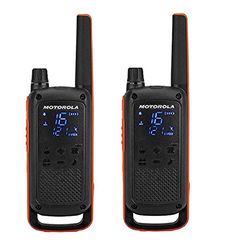 Motorola Solutions - T82 - Walkie Talkabout, pacote de 2 unidades, cor preta e laranja, sincronização simples, 16 canais 121 códigos de privacidade, lanterna LED, alerta por vibração