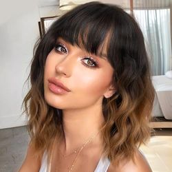 Nnzes Perruque courte ondulée avec frange pour femme, longueur épaule, coupe bob, bouclée, charmante, perruque synthétique avec cheveux ondulés naturels noirs à bruns, résistants à la chaleur, pour un