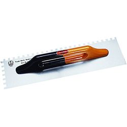 Truelle dentée à deux mains, en acier, avec poignée en bois.