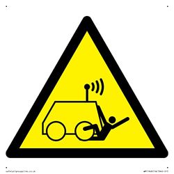 Señal W037 Warning: Run over by Remote Operator Remote Machine Sign, 150 x 150 mm, S15