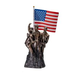 Pacific Giftware Trump Fight Fight Fight Resin statyett detaljerad bronsfinish som visar ikoniskt ögonblick samlarobjekt med amerikansk flagga patriotisk Trump-staty för heminredning och gåva 38 cm