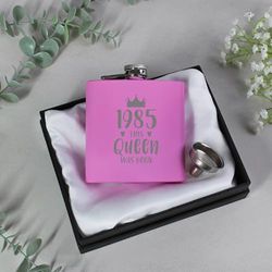 eBuyGB Engraved Pink Metal Hip Flask 1985 The This Queen was Born, 40th Birthday Gifts for Women, Milestone Fortieth Gift for Her, 7oz Whisky Flask