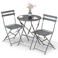 VOUNOT Set da Giardino Pieghevole da 3 Pezzi, Set da Bistro Tavolo da Bistrot con 2 Sedie Balcone, Set di Mobili 3pz in Acciaio dal Design Moderno, Salvaspazio per Terrazza, Patio, Esterno, Grigio