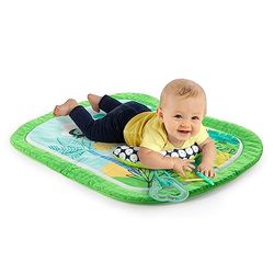 Bright Starts - Manta de juego Easy Breezy, alfombra de actividades acolchada con cojín de apoyo y 2 juguetes, fácil de limpiar, doblar y transportar, lavable a máquina, desde el nacimiento