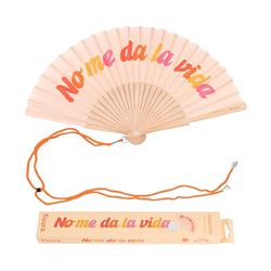 Fisura – Waaier met de tekst “no me da la vida”. Handventilator van hout in een levendige oranje kleur. Ophangkoord inbegrepen. Formaat: 42,5 x 23 cm.