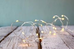 VoltShine Ghirlanda di filo con luci LED fredde, 2 metri, a batteria, ideale per interni ed esterni