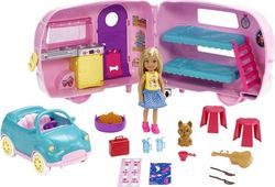 Barbie Club Chelsea Camper speelset met Chelsea pop, puppy, auto, camper, vuurkorf, gitaar en 10 accessoires. Cadeau voor kinderen tussen de 3 en 7 jaar, FXG90