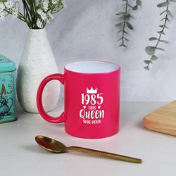 eBuyGB Engraved 1985 This Queen was Born Pink Coffee Mug, 40th Milestone Birthday Gift for Women, Fortieth Gift for Her, 350 ml