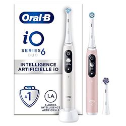 Oral-B iO 6 Juego de 2 cepillos de dientes eléctricos conectados Bluetooth, blanco y rosa, 2 mangas con pantalla en blanco y negro, 3 cepillos