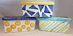 FIORIERA PORTACANDELA (3 PEZZI) IN CERAMICA DI VIETRI DIPINTA A MANO LUNGHEZZA CM. 21, ALTEZZA CM.10, LARGHEZZA CM. 11