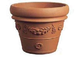 VASI IN TERRACOTTA (2 PEZZI) + SOTTOVASI IN TERRACOTTA (2 PEZZI) FESTONATO DOPPIO BORDO MADE IN ITALY; VASO: DIAMETRO CM. 50, ALTEZZA CM. 46; SOTTOVASO: DIAMETRO CM. 36, ALTEZZA CM. 4.