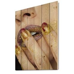 DesignQ Close-Up Of Golden Gold Glitter Lippenstift - Moderner Druck auf natürlichem Kiefernholz