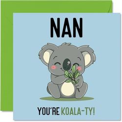 Verjaardagskaarten voor Nan - Koala-Ty - Grappige gelukkige verjaardagskaart voor Nan van kleinzoon kleindochter, Nanny Verjaardagscadeaus, 145mm x 145mm Grap Wenskaarten voor Vrouwen Haar