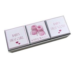 Doos voor het bewaren van de eerste babylokken, armband en tanden, van White Cotton Cards (roze babyschoenen), 3-in-1.