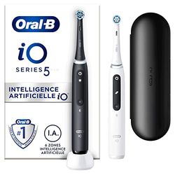 Oral-B iO 5 Lot De 2, Brosses À Dents Électriques Noire et Blanche connectées Bluetooth, 2 Brossettes, 1 Étui De Voyage