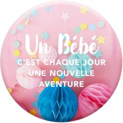 DRAEGER PARIS 1886 - Magnet Aimanté Décoratif - Un Bébé C'est Chaque Jour Une Nouvelle Aventure - Cadeau Unique Parentalité - Décoration Réfrigérateur - Dimensions 6,5x6,5cm - Cadeaux Famille