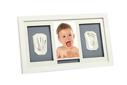 Adora NP 018 - Fotolijst met opdruk als herinnering om zelf vorm te geven uit een gips achtige kneedmassa voor hand en/of voetafdrukken voor uw baby. Perfect voor de doop als doopgeschenk