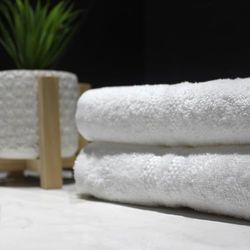 Pegasus Textiles Lot de 2 Serviettes de Bain 100% Coton Blanc 500 g/m² 70 x 135 cm
