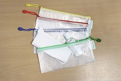 Tarifold Fr 509049 - Lot de 8 Pochettes Document PVC Zip -Format Chéquier -avec Fermeture Éclair Ultra Résistant, Dossier Pochette Sachets pour Stockage Documents, Tickets - Couleurs Assorties